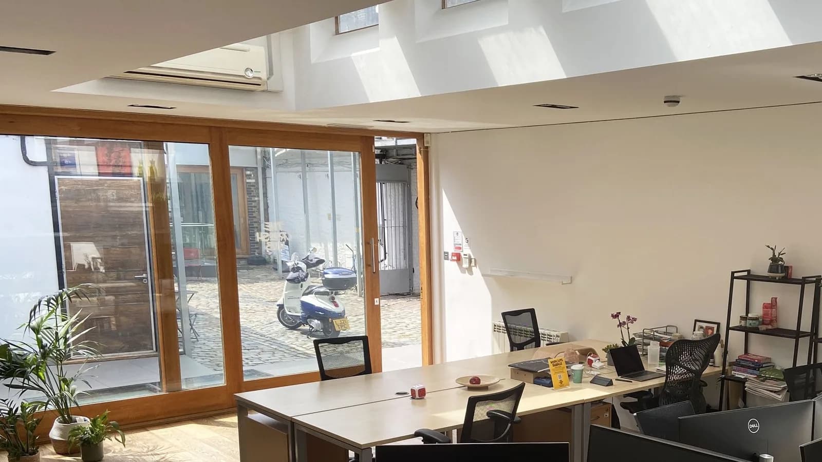 Open-space desk